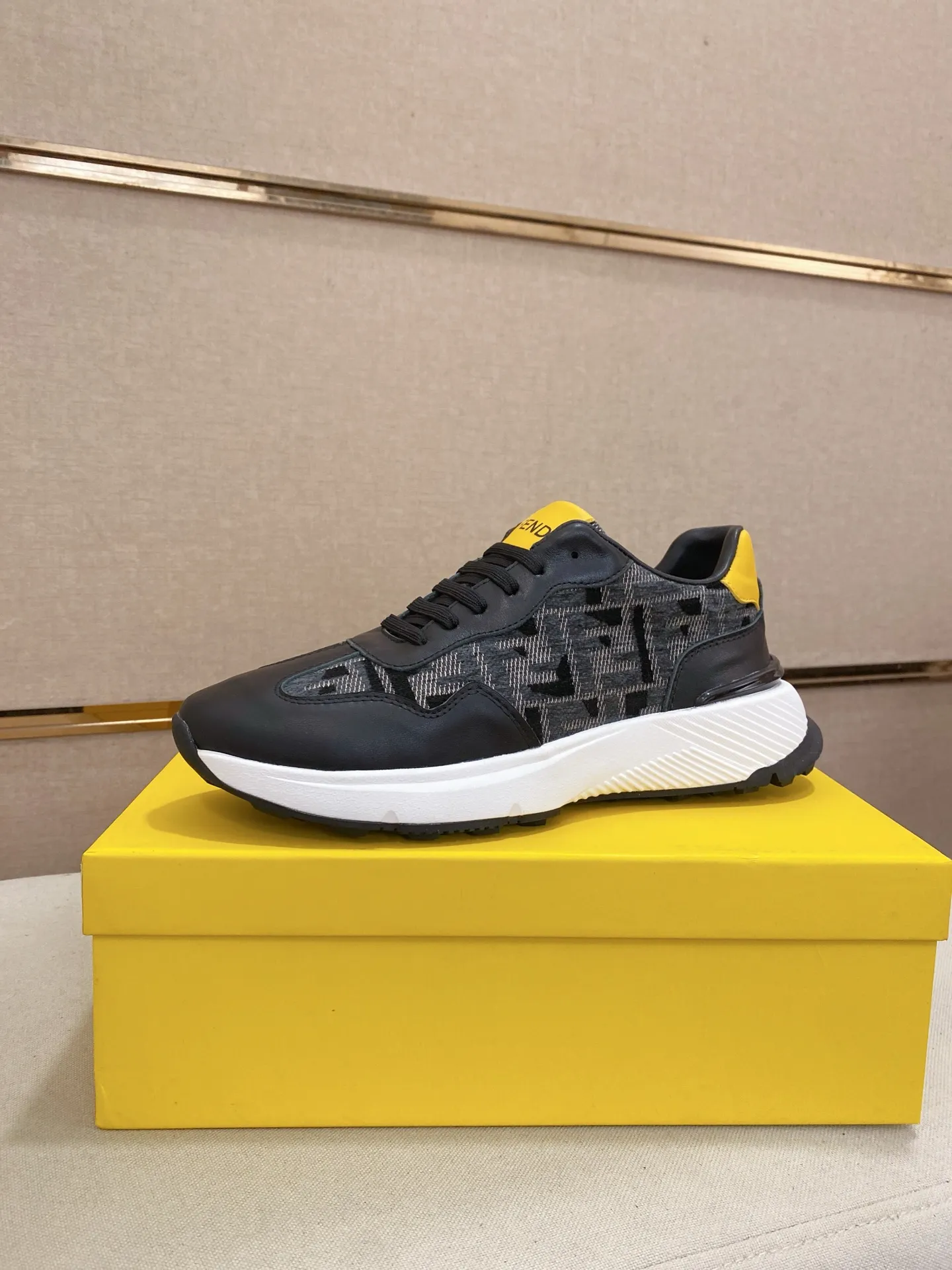 Men's shoes 💰 462💰 (fendi) New style 👊🏻 upper 🇮🇹 imported cowhide fabric 🇩🇪 lining imported sheepskin lining. The original outsole is molded to highlight the identity of every man, and the upper foot is elegant and stable🚶🏻🚶🏻The high-end custom counters reproduce the original version📯No matter the wind or rain, the shoe last remains unchanged and can withstand the verification of time🔍️,🔵 Size: 38-44